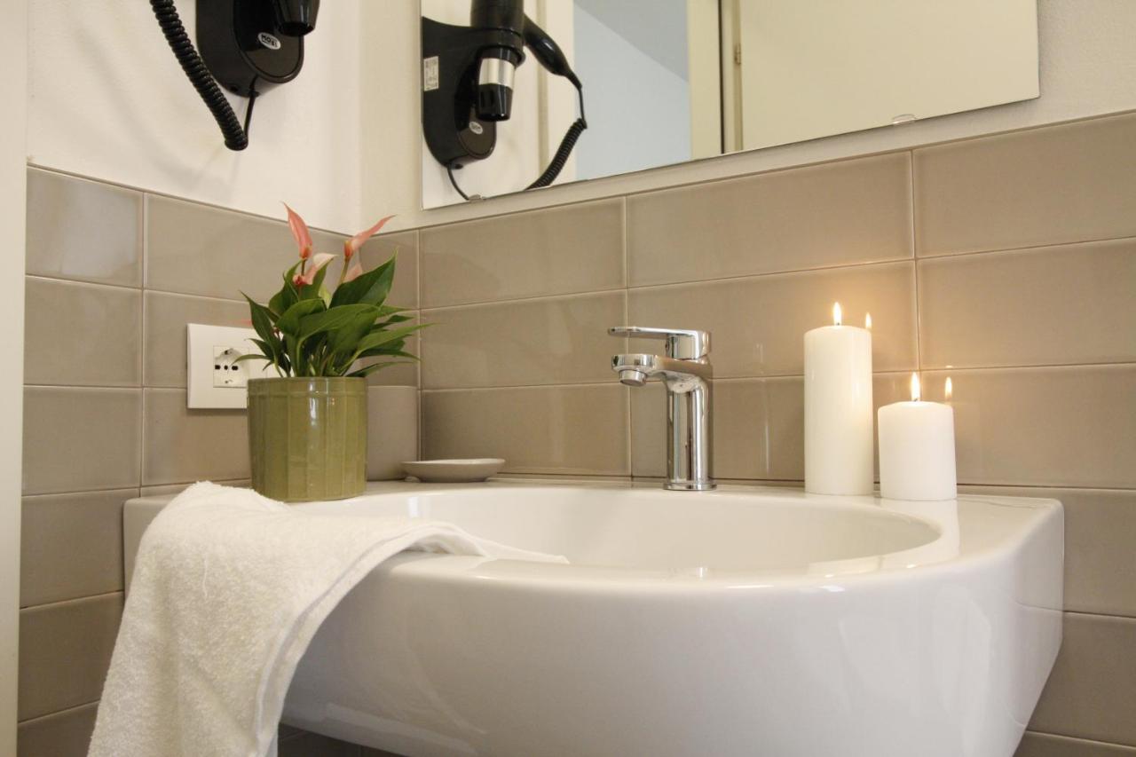 Bed & Basta Hotel Reggio Emilia Bagian luar foto